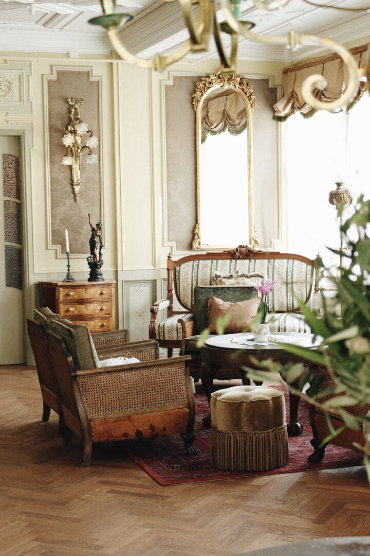 Hotel Union Oye - Suite Example with Sofa and Chair