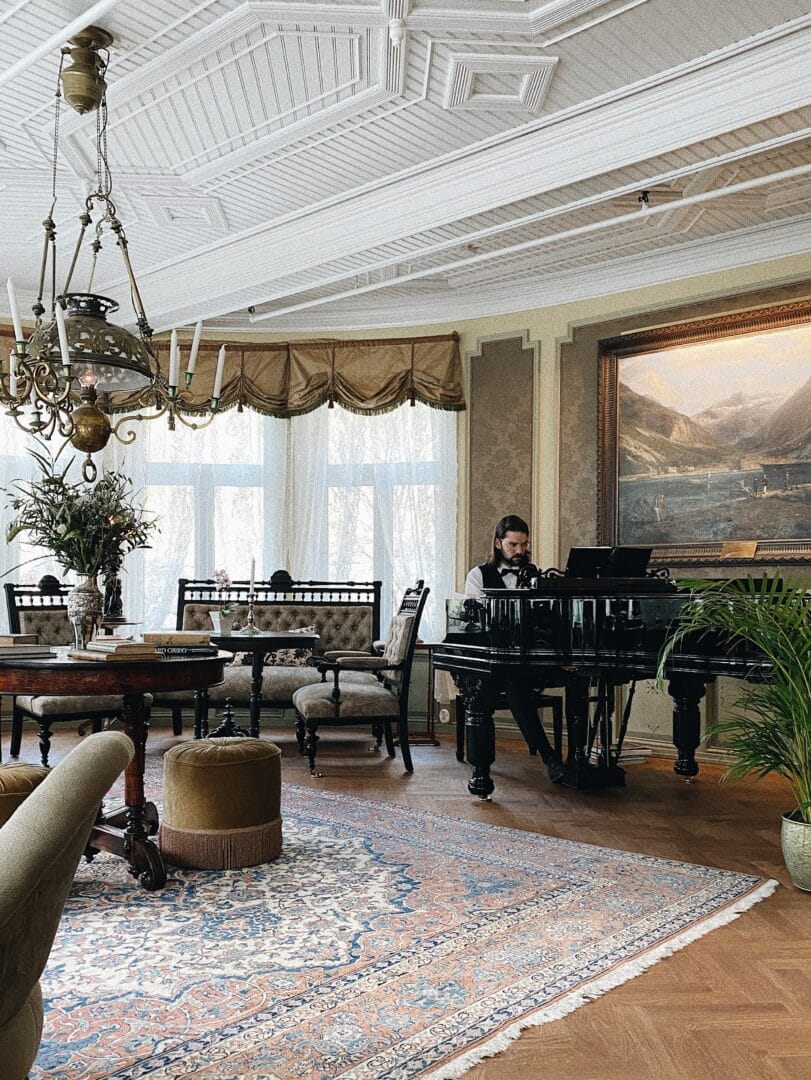 Hotel Union Oye Living Room with Pianist